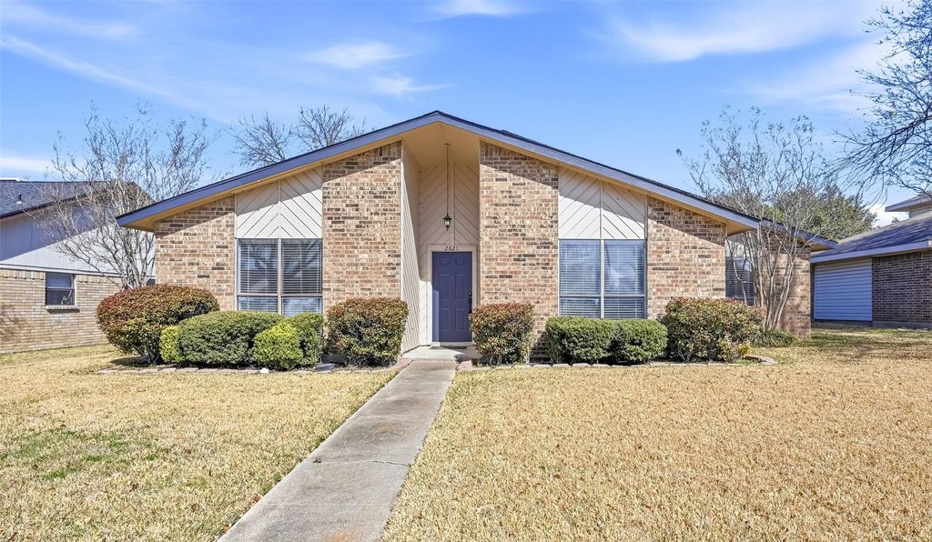 2621 Summertree Drive, Carrollton, TX 75006