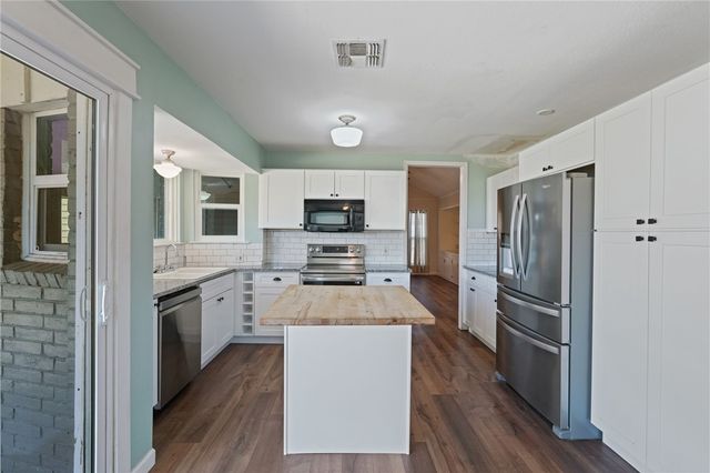 225 Terlingua Dr, Portland, TX 78374