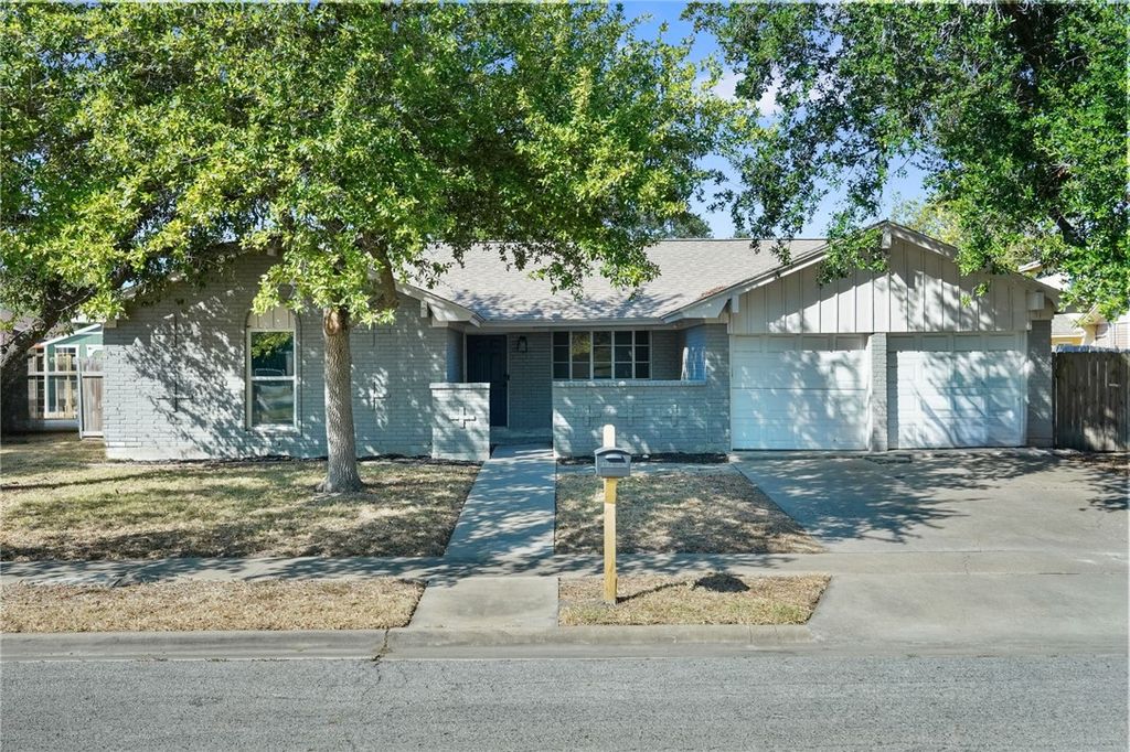 225 Terlingua Dr, Portland, TX 78374