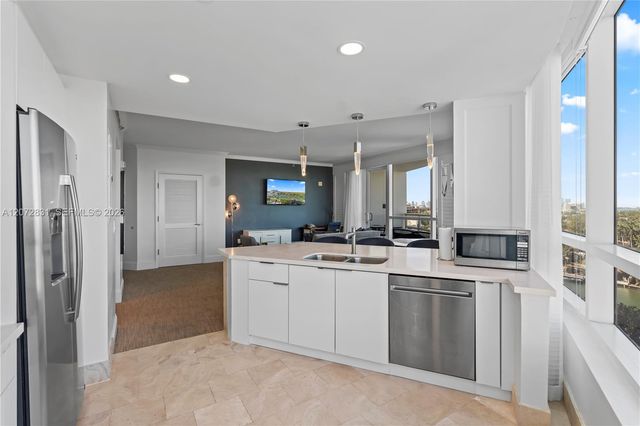 4401 Collins Avenue 915, Miami Beach, FL 33140