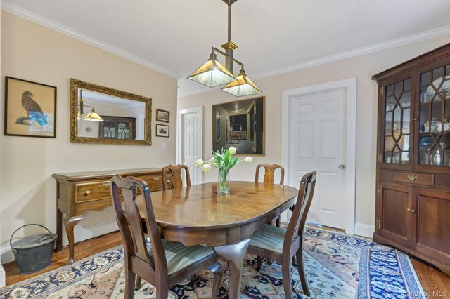 6 Pine Place, Greenlawn, NY 11740