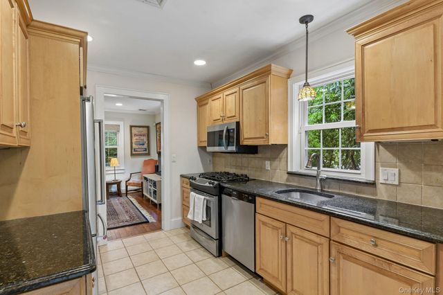 6 Pine Place, Greenlawn, NY 11740