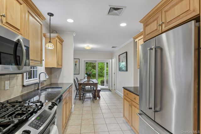 6 Pine Place, Greenlawn, NY 11740
