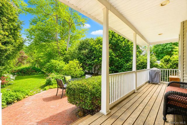 6 Pine Place, Greenlawn, NY 11740