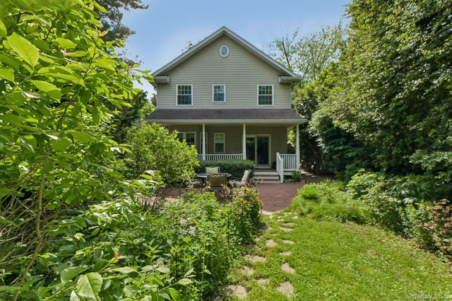 6 Pine Place, Greenlawn, NY 11740