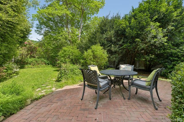 6 Pine Place, Greenlawn, NY 11740