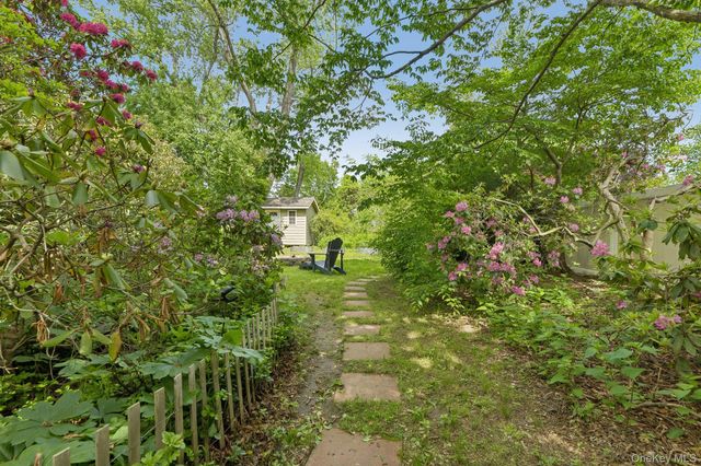 6 Pine Place, Greenlawn, NY 11740