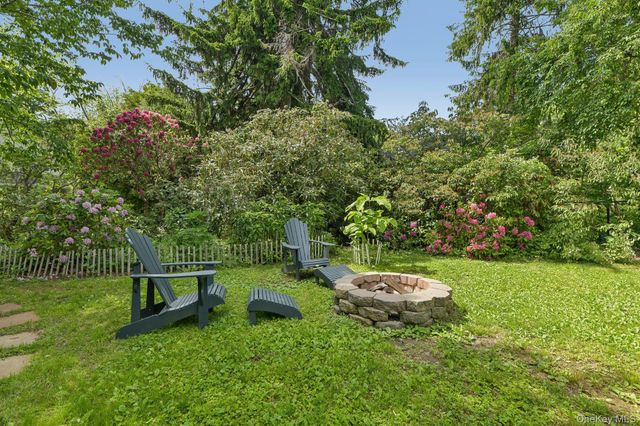 6 Pine Place, Greenlawn, NY 11740