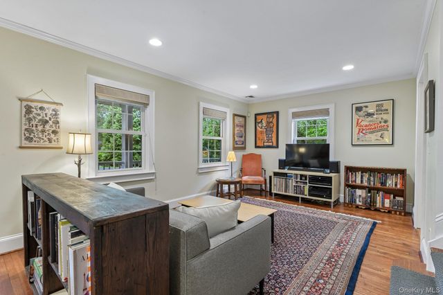 6 Pine Place, Greenlawn, NY 11740