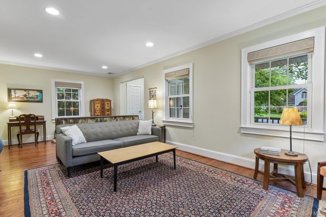 6 Pine Place, Greenlawn, NY 11740