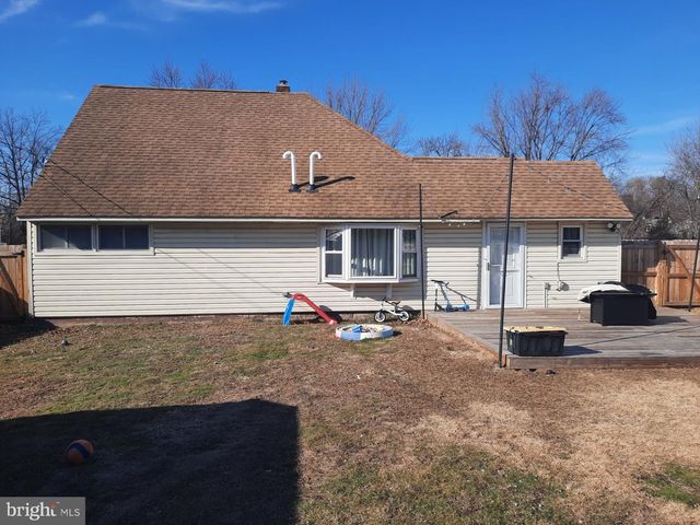 334 CRABTREE DR, Levittown, PA 19055