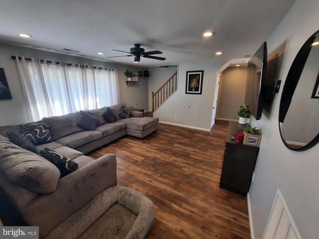 334 CRABTREE DR, Levittown, PA 19055