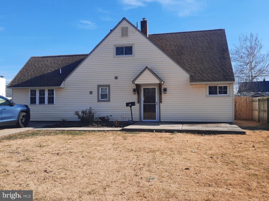 334 CRABTREE DR, Levittown, PA 19055