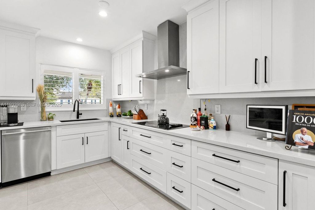 Image 11 of property listing at 6511 Riviera Dr, Coral Gables, FL 33146