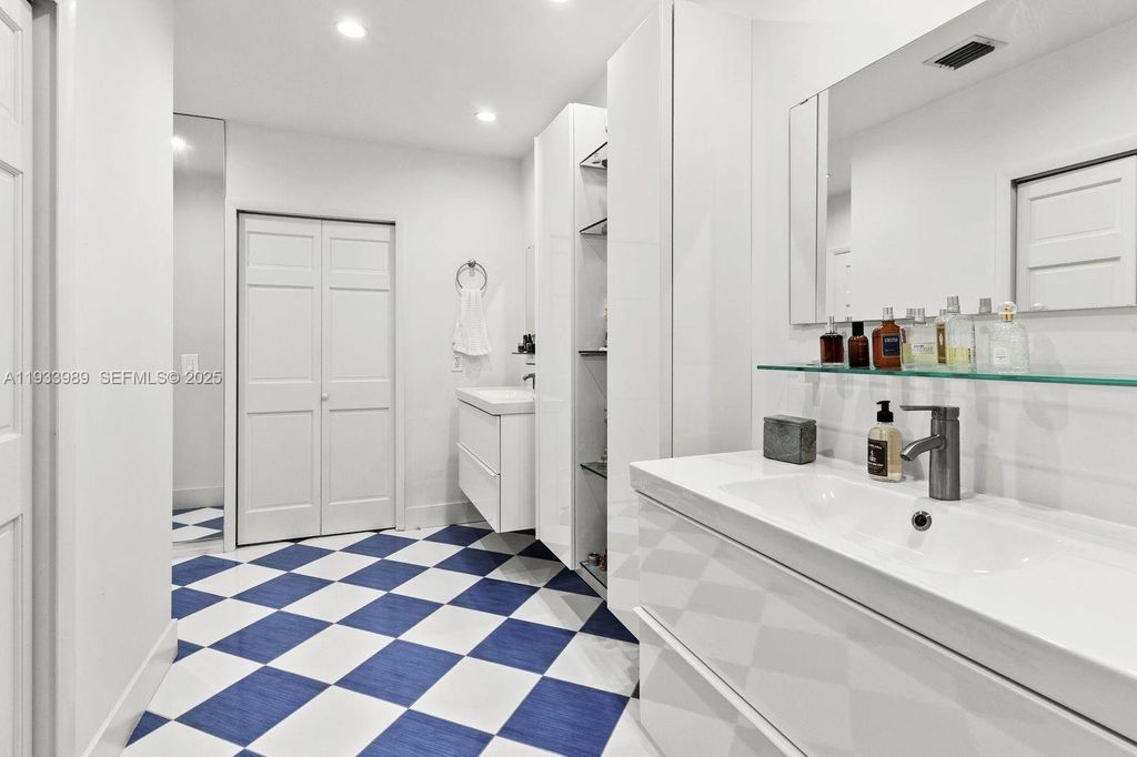 Image 14 of property listing at 6511 Riviera Dr, Coral Gables, FL 33146