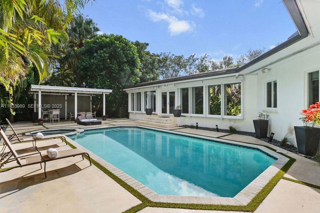 Image 25 of property listing at 6511 Riviera Dr, Coral Gables, FL 33146