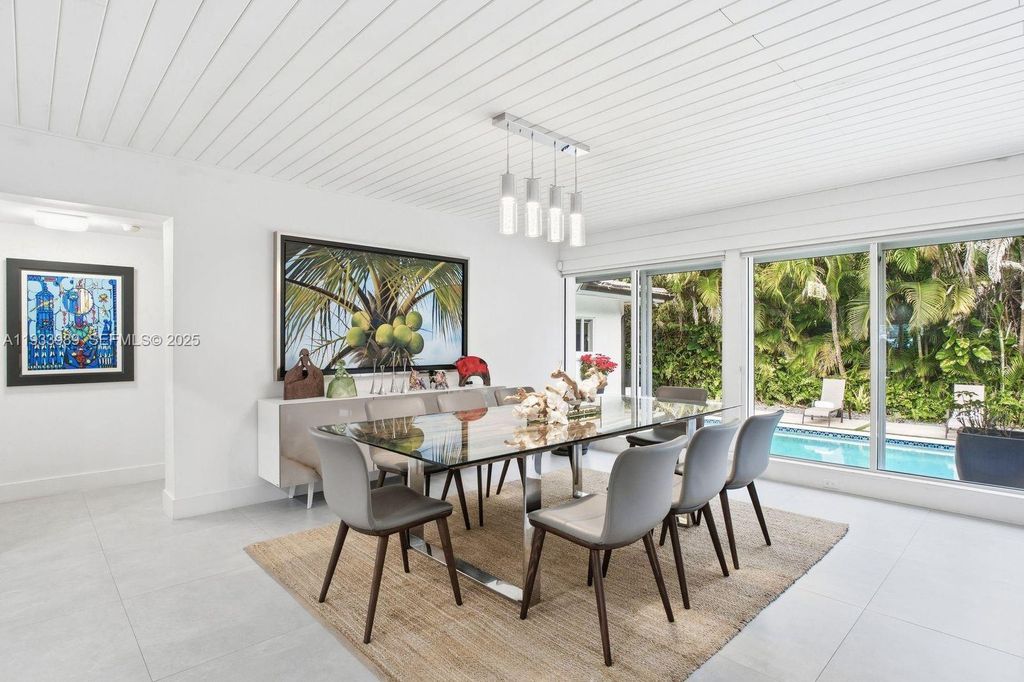 Image 7 of property listing at 6511 Riviera Dr, Coral Gables, FL 33146