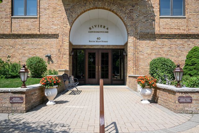 40 S Main Street 2D, Glen Ellyn, IL 60137