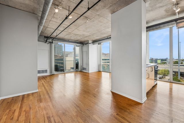 700 W VAN BUREN Street 604, Chicago, IL 60607
