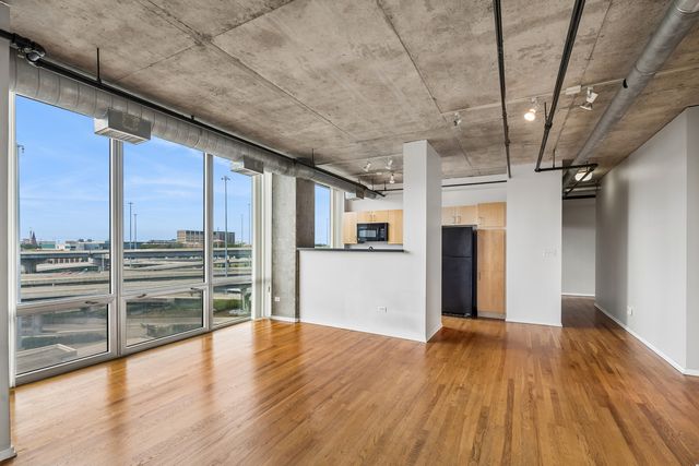 700 W VAN BUREN Street 604, Chicago, IL 60607