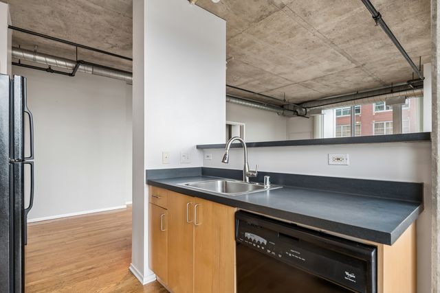 700 W VAN BUREN Street 604, Chicago, IL 60607