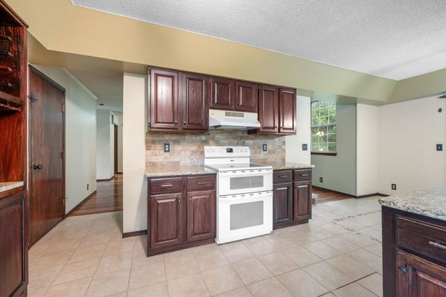 1235 Glenview Dr, El Dorado, KS 67042