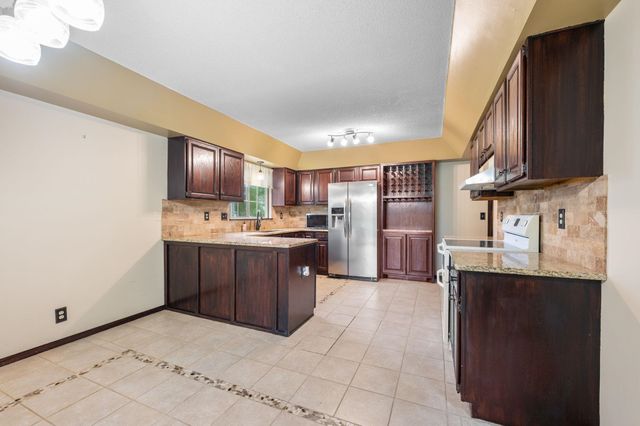 1235 Glenview Dr, El Dorado, KS 67042