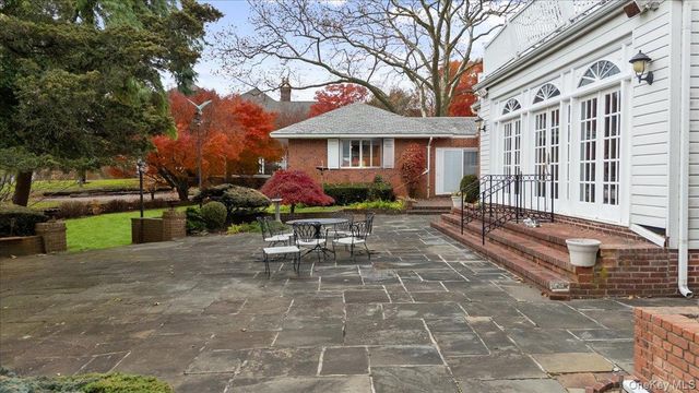 246 Briarwood Crossing, Lawrence, NY 11559