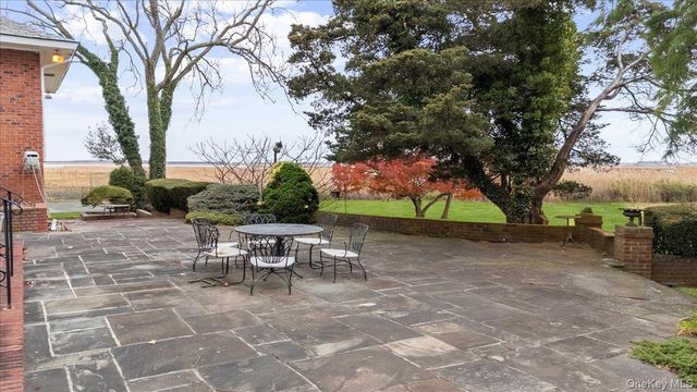 246 Briarwood Crossing, Lawrence, NY 11559