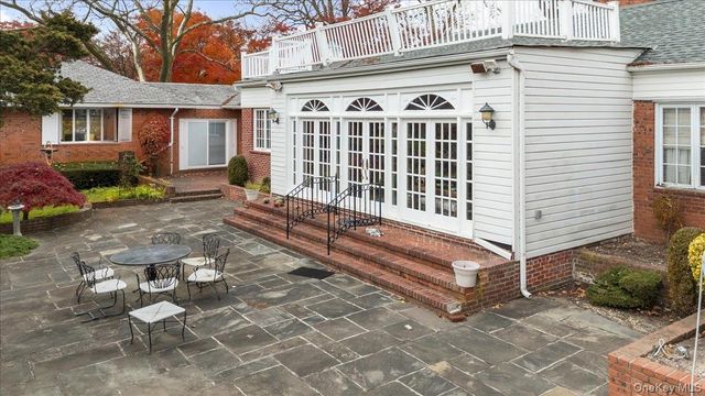 246 Briarwood Crossing, Lawrence, NY 11559