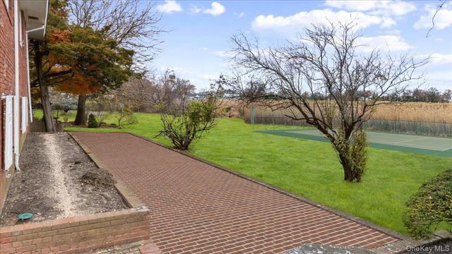 246 Briarwood Crossing, Lawrence, NY 11559