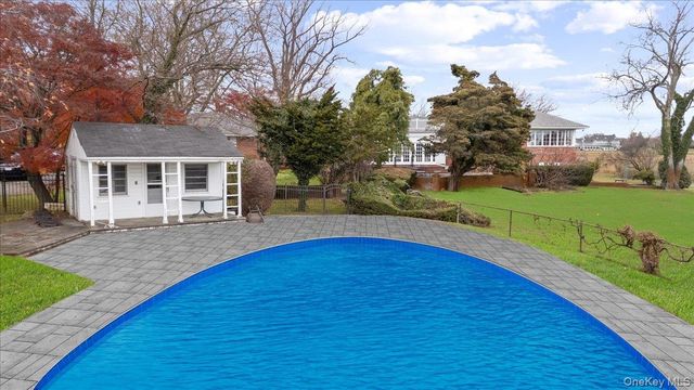 246 Briarwood Crossing, Lawrence, NY 11559