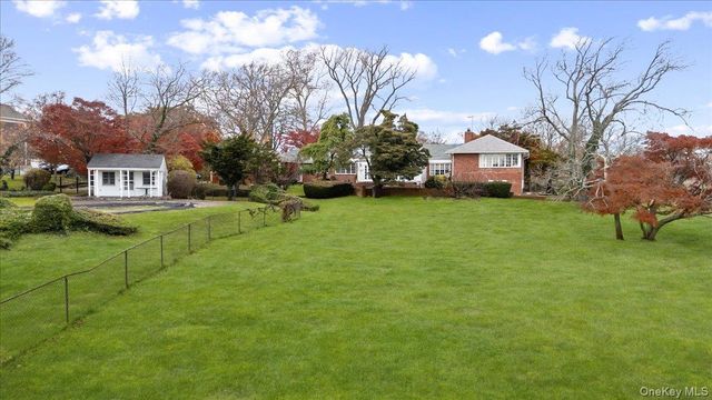 246 Briarwood Crossing, Lawrence, NY 11559