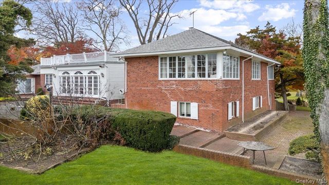 246 Briarwood Crossing, Lawrence, NY 11559