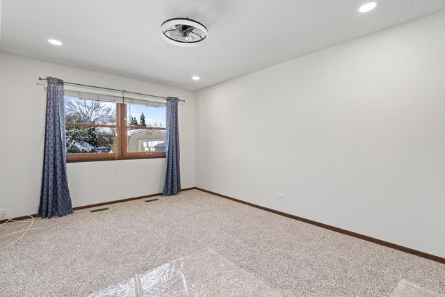 120 S Staffire Drive, Schaumburg, IL 60193