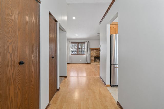 120 S Staffire Drive, Schaumburg, IL 60193