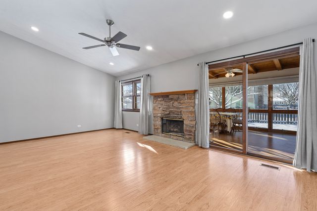 120 S Staffire Drive, Schaumburg, IL 60193