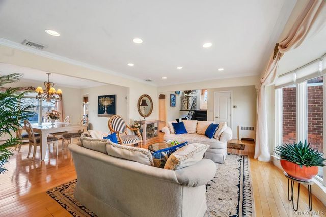 4 Brooks Street, Hicksville, NY 11801