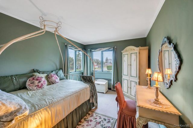 4 Brooks Street, Hicksville, NY 11801