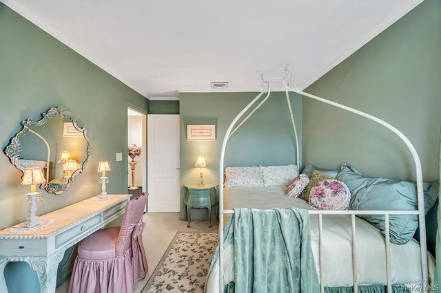 4 Brooks Street, Hicksville, NY 11801