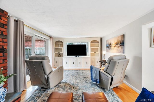 4 Brooks Street, Hicksville, NY 11801