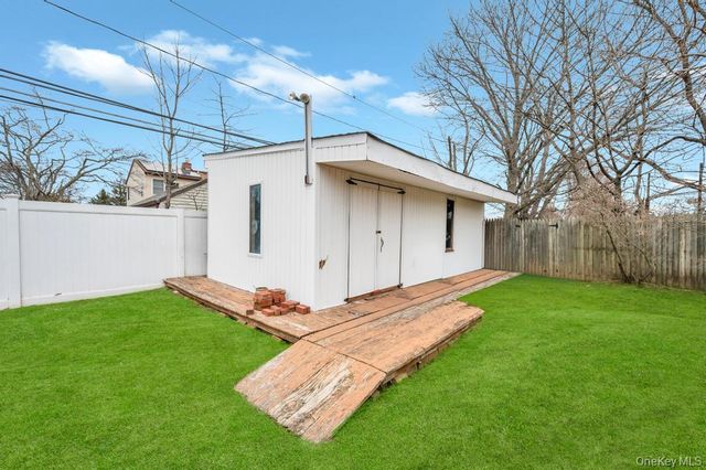 4 Brooks Street, Hicksville, NY 11801