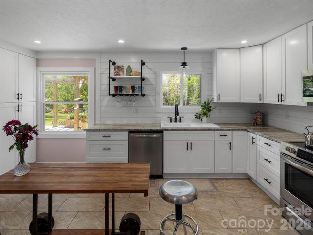 304 Wood Dale Drive, Hendersonville, NC 28791