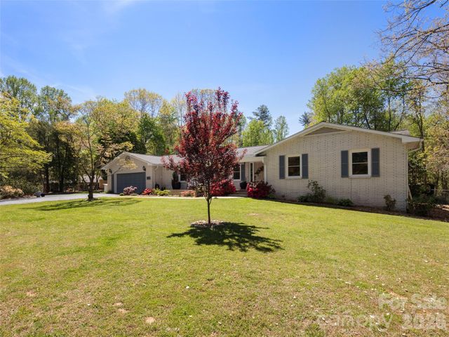 304 Wood Dale Drive, Hendersonville, NC 28791