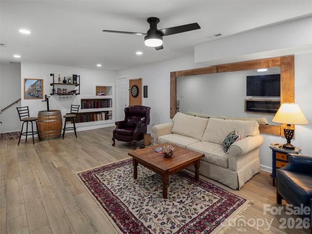 304 Wood Dale Drive, Hendersonville, NC 28791