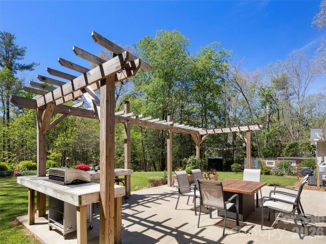 304 Wood Dale Drive, Hendersonville, NC 28791