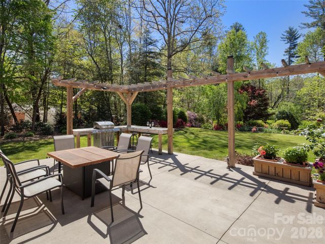 304 Wood Dale Drive, Hendersonville, NC 28791
