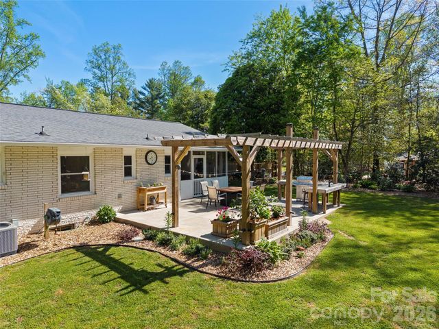 304 Wood Dale Drive, Hendersonville, NC 28791
