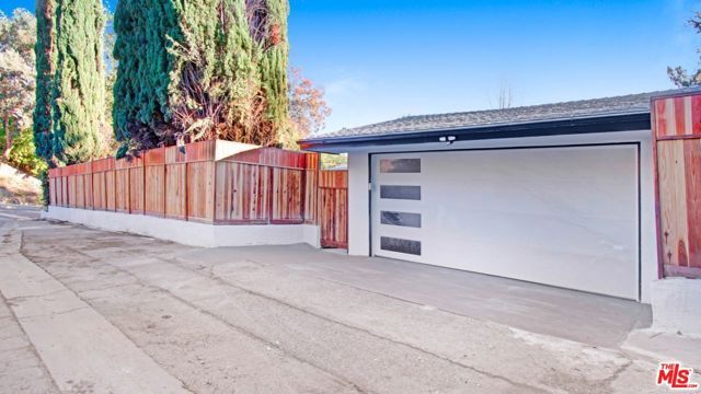 24201 Burbank Boulevard, Woodland Hills (los Angeles), CA 91367