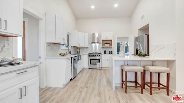 24201 Burbank Boulevard, Woodland Hills (los Angeles), CA 91367